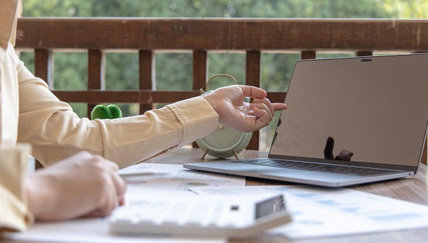 Como a antecipação de recebíveis pode ajudar no relacionamento entre empresa e seus fornecedores?